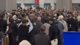 Gaziantep Havalimanı’nda umre yolcuları tekme tokat birbirine girdi