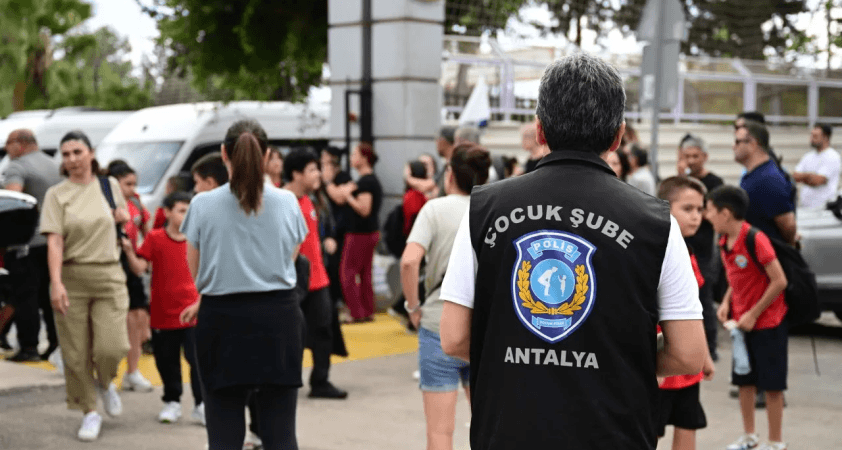 Okullarda çok katmanlı emniyet: 27 bin güvenlik personeli sahada