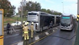 İstanbul'da metrobüsün motor kısmında yangın çıktı