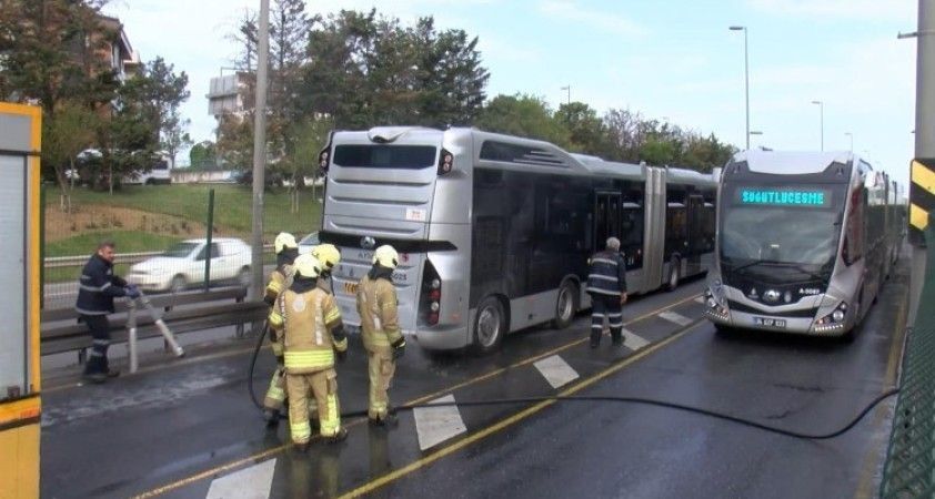 İstanbul'da metrobüsün motor kısmında yangın çıktı