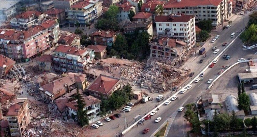 Nişantaşı'nda tehlike ucuz atlatıldı: Kökünden devrilen ağaç yoldan geçen araçların üzerine devrildi