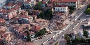 Nişantaşı'nda tehlike ucuz atlatıldı: Kökünden devrilen ağaç yoldan geçen araçların üzerine devrildi