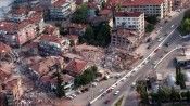 Nişantaşı'nda tehlike ucuz atlatıldı: Kökünden devrilen ağaç yoldan geçen araçların üzerine devrildi