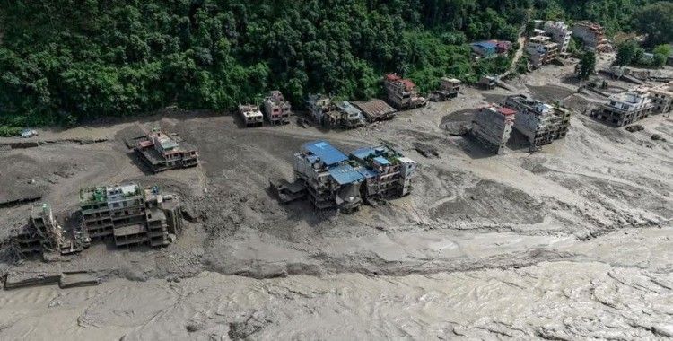 Nepal'de sel sonrası yeni tehlike: Göl taşmaya başladı, kurtarma çalışmaları askıya alındı