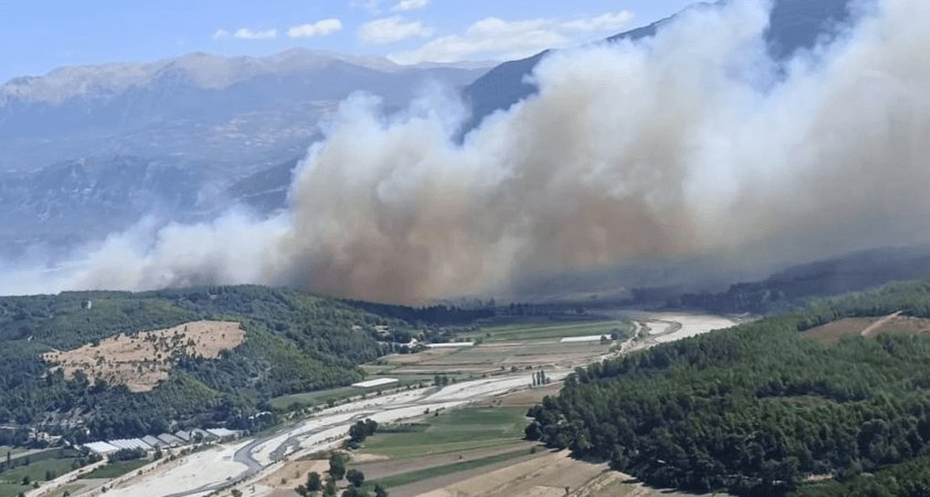 Muğla’da başlayan orman yangını Antalya’ya sıçradı: Ekipler müdahale ediyor