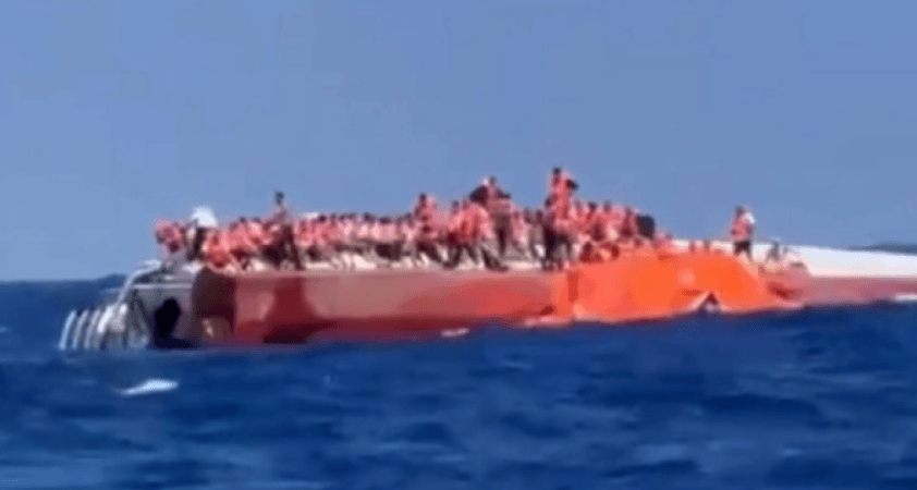Girne açıklarında 267 kişiyi taşıyan yolcu gemisi alabora oldu