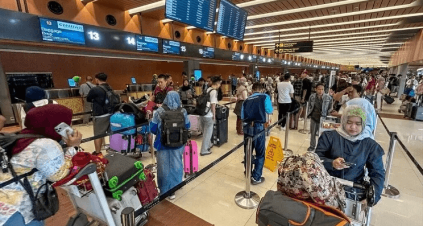 Endonezya'da yanardağ patlaması: 270 bin yolcu mahsur kaldı