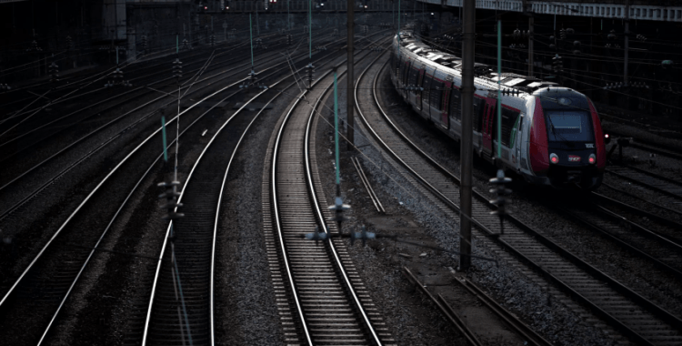 Fransa'da tren raydan çıktı: Onlarca kişi yaralandı