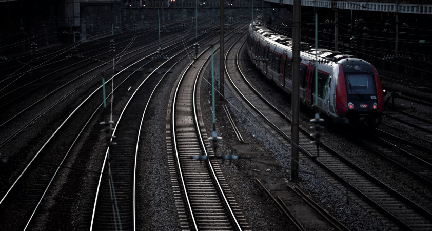 Fransa'da tren raydan çıktı: Onlarca kişi yaralandı