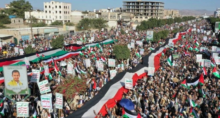 Husiler: Suudi Arabistan'a yanıt olarak hava üssünü 'tam isabetle' vurduk