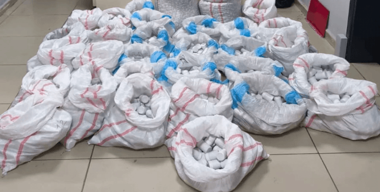 Hastane otoparkında 256 bin 900 sentetik ecza hapı bulundu