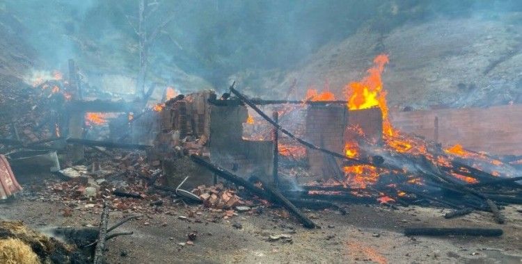 Kastamonu'da köy yangını: Ahşap evdeki yangın 7 eve daha sıçradı, ekipler bölgede