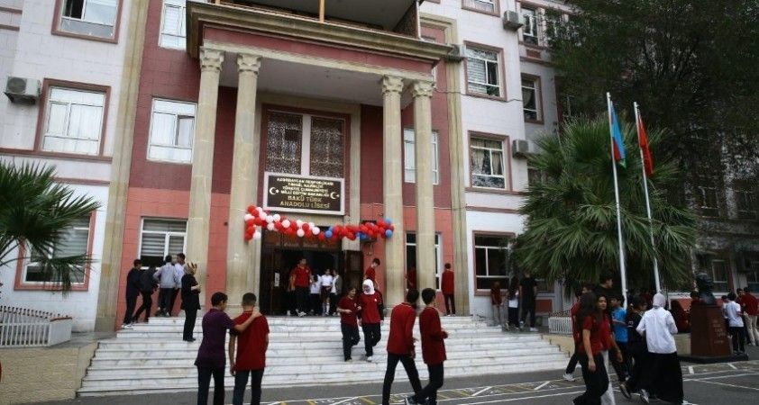 Azerbaycan’da okul kıyafeti kararı başörtüsü tartışması başlattı