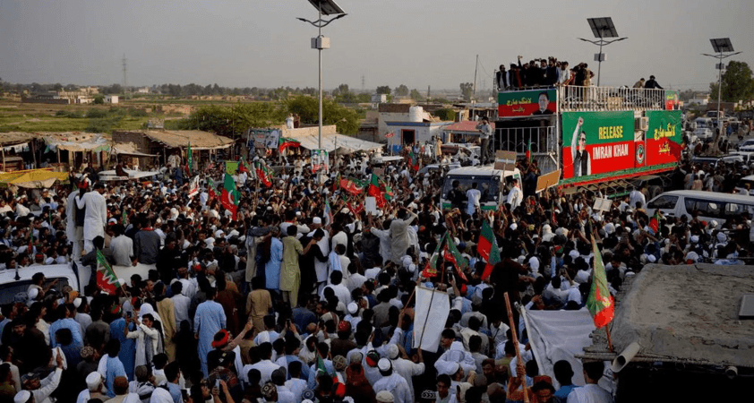 Pakistan'da İmran Han protestoları: 5 bin kişi başkente ilerliyor