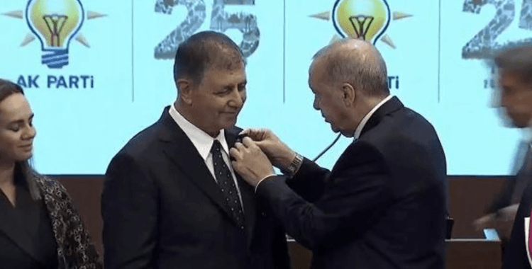 Cemil Tugay AK Parti’ye katıldı: Cumhurbaşkanı Erdoğan rozetini taktı