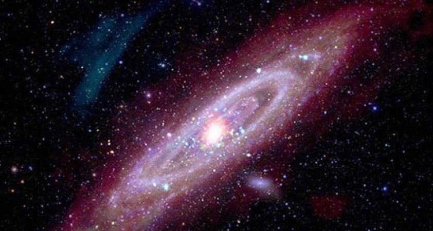 Andromeda'ya baktığımızda 2,5 milyon yıl öncesini görüyoruz