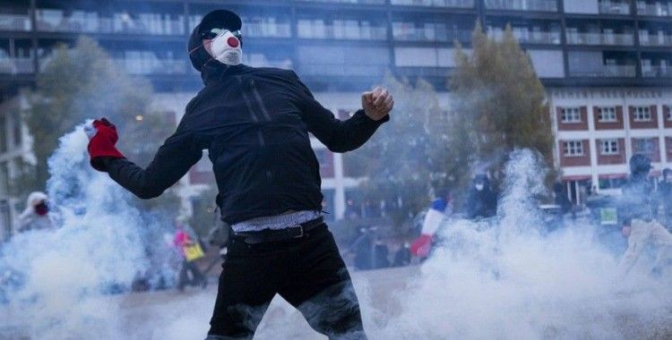 Fransa'da polis göstericilere müdahale etti: Ülked genelinde 500 noktada eylem var
