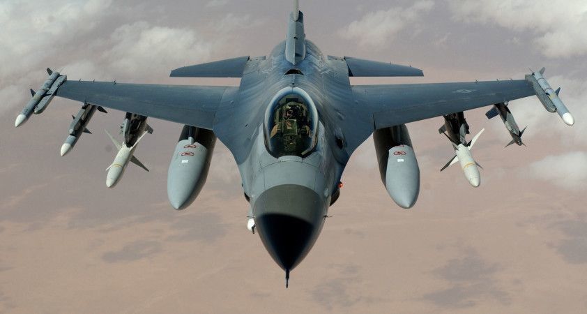 Fransa'da savaş uçağı düştü: Mürettebattan biri hayatını kaybetti, diğeri kayıp