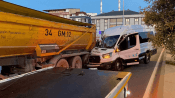 İstanbul'da servis minibüsü kamyona çarptı: Yaralılar var