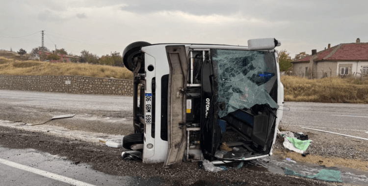 Kırıkkale'de midibüs devrildi: 1'i ağır 15 kişi yaralandı