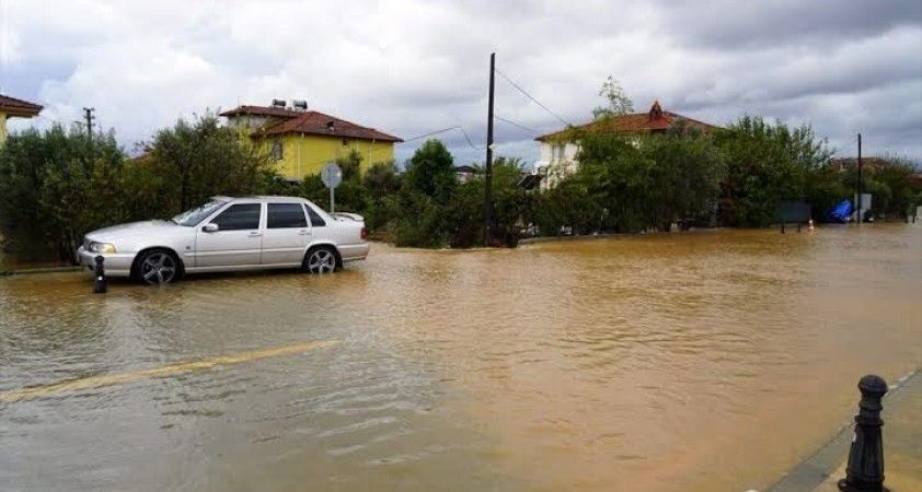 Dalaman'da dere taştı, evler ve tarım arazileri sular altında kaldı: Köyceğiz-Ortaca yolu kapandı