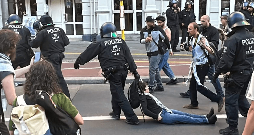 Almanya'daki Z kuşağı ayakta: Merz hükümetine karşı 32 şehirde sokağa indiler