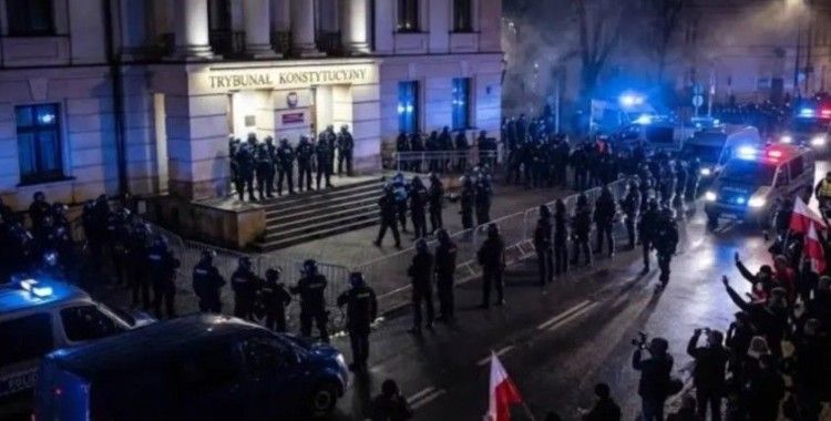 Polonya’da darbe suçlamaları: Sokaklarda havai fişekler